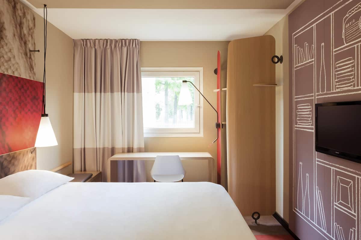 Premium-sengetøj, pengeskab på værelset, skrivebord, lydisolering