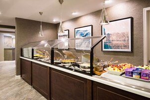 Se ofrece un desayuno bufé todos los días (por un coste adicional)