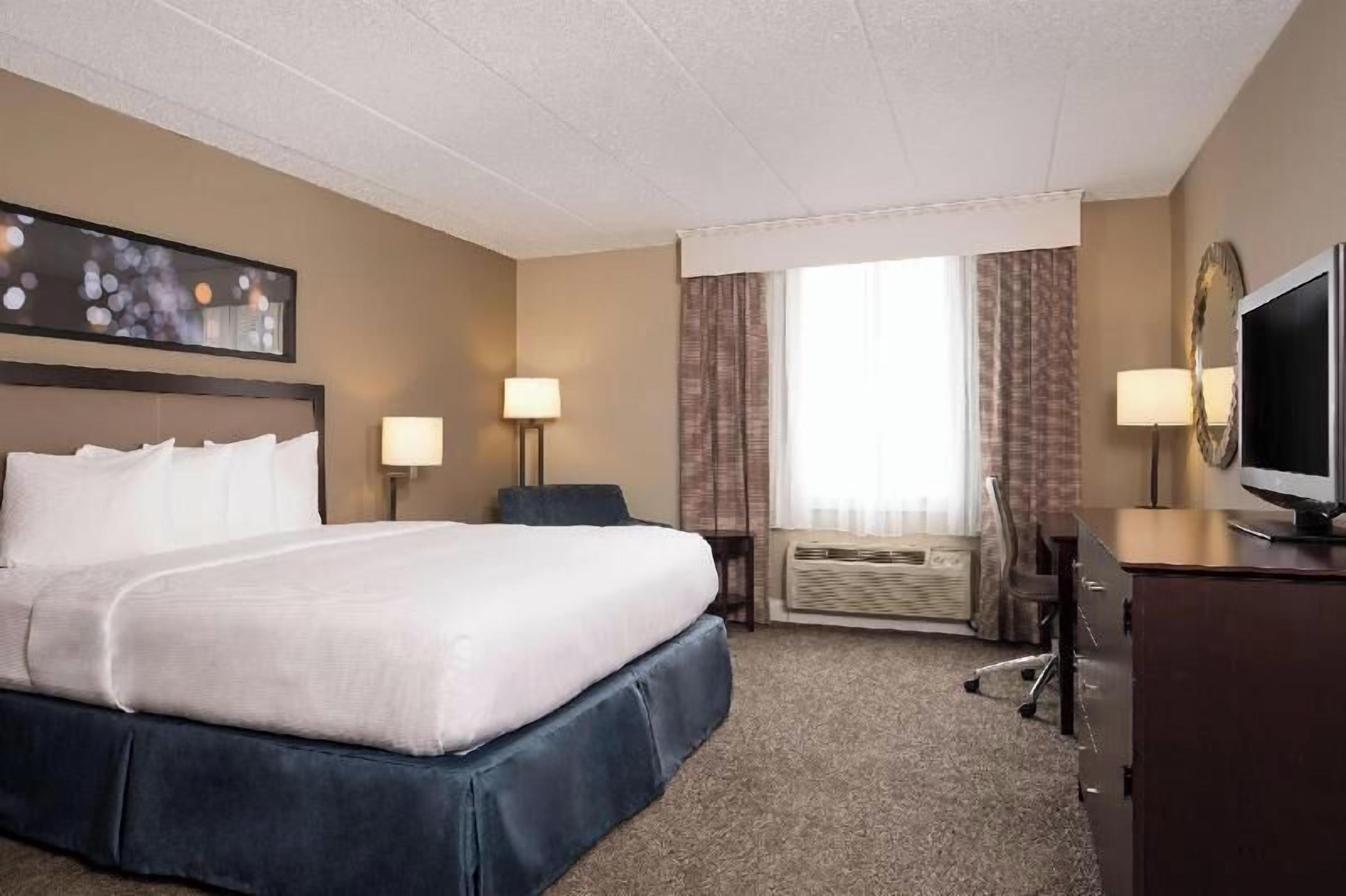 Premium bedding, down comforters, in-room safe, desk