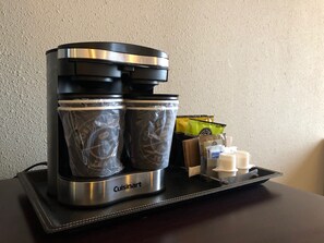 Una cafetera Cuisinart con dos recipientes para café de goteo, cápsulas de café y una bandeja.