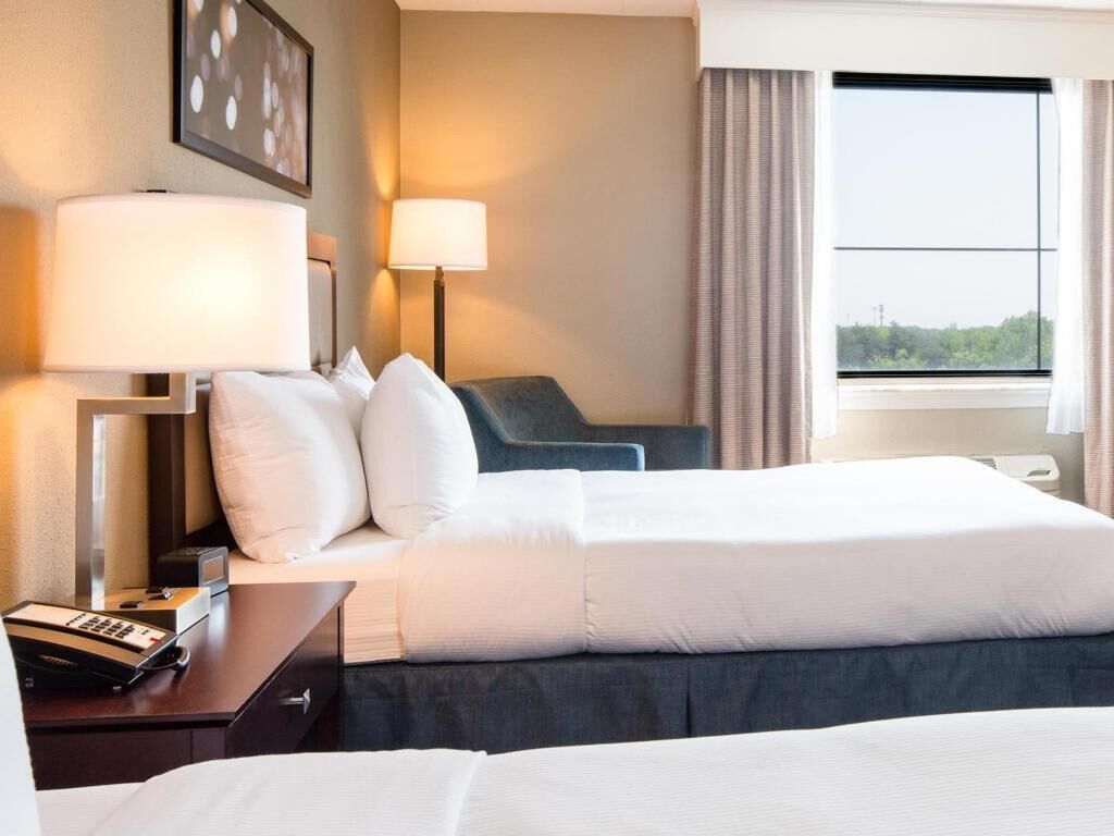 Premium bedding, down comforters, in-room safe, desk