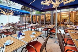 Petit déjeuner, déjeuner et dîner servis sur place