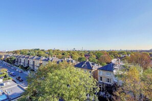 A residential area with terraced houses, a clear sky, and distant city skyline. - London Marriott Hotel Regents Park (London)