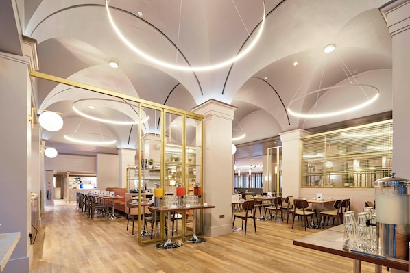 Breakfast, lunch and dinner served - London Marriott Hotel Regents Park (London)