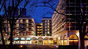 Marriott-hotelli, jossa on moderni julkisivu, useita parvekkeita ja kaarevia ikkunoita.