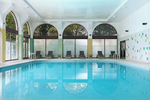 Indoor pool, open 6:00 AM to 11:00 PM, pool loungers - London Marriott Hotel Regents Park (London)