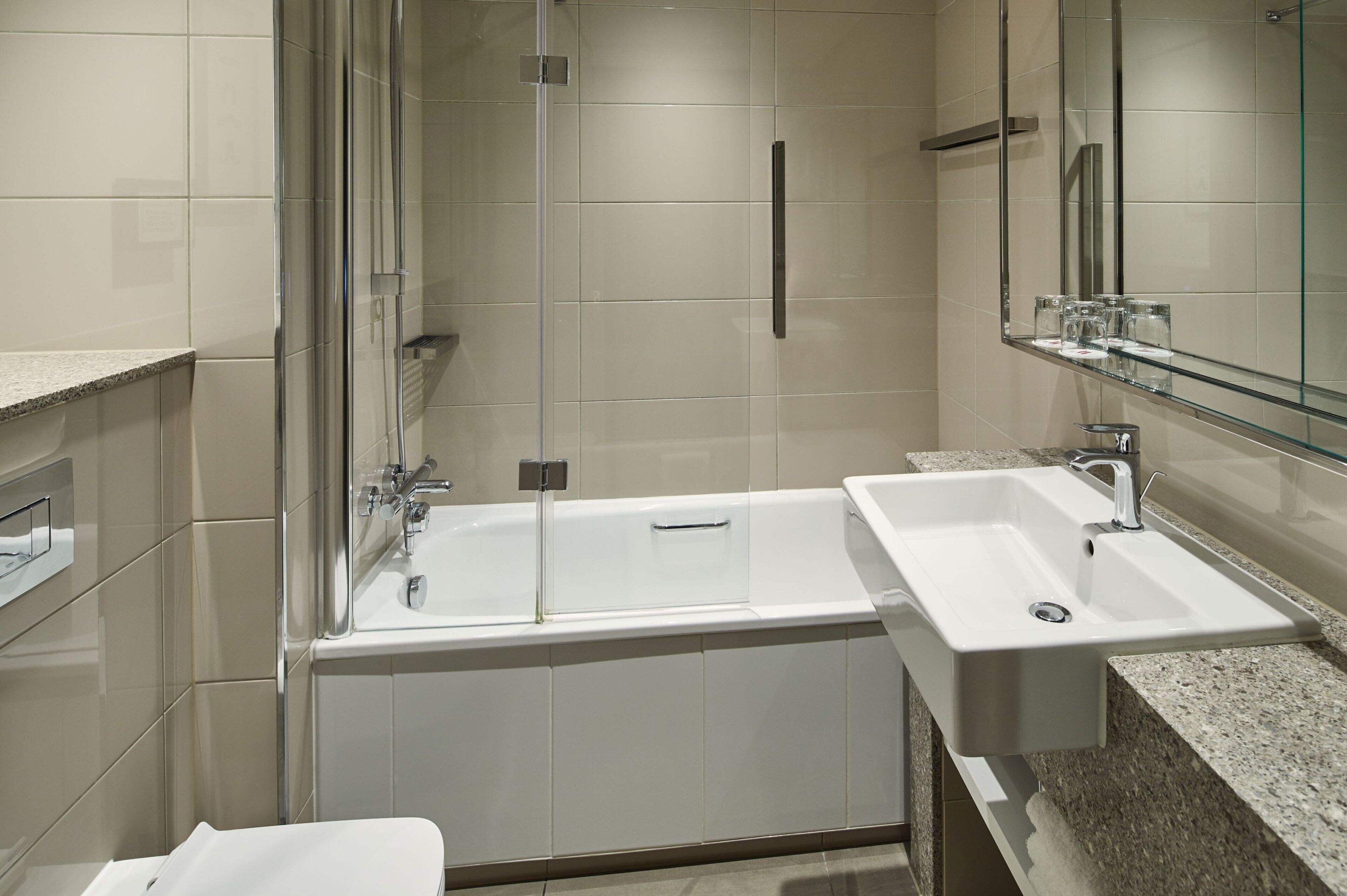 executive room, 1 double bed | bathroom | combined shower/bathtub, free toiletries, hair dryer, towels