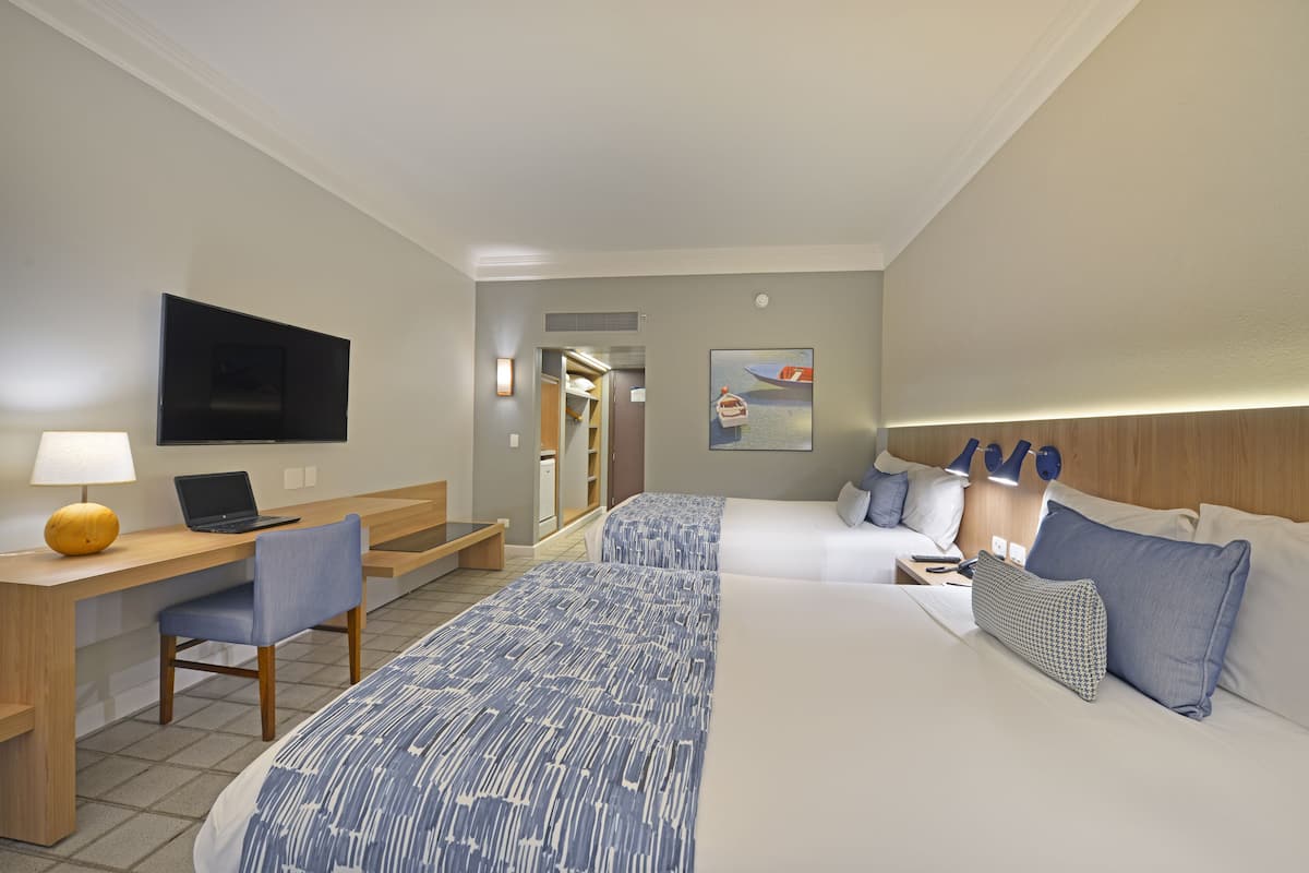 Luxury-Zweibettzimmer, 2 Doppelbetten | Minibar, Zimmersafe, Schreibtisch, schallisolierte Zimmer