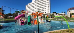 Una piscina al aire libre, sombrillas, tumbonas