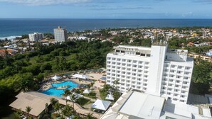 A resort with a large pool, a beach, and a view of the ocean. - Hotel Deville Prime Salvador (Salvador)