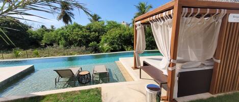 Utomhuspool, parasoller och solstolar