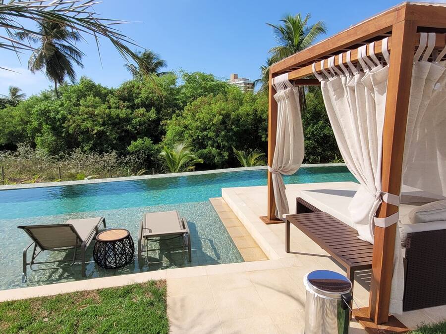 Piscina externa, guarda-sóis, espreguiçadeiras
