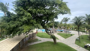 Piscina externa, guarda-sóis, espreguiçadeiras