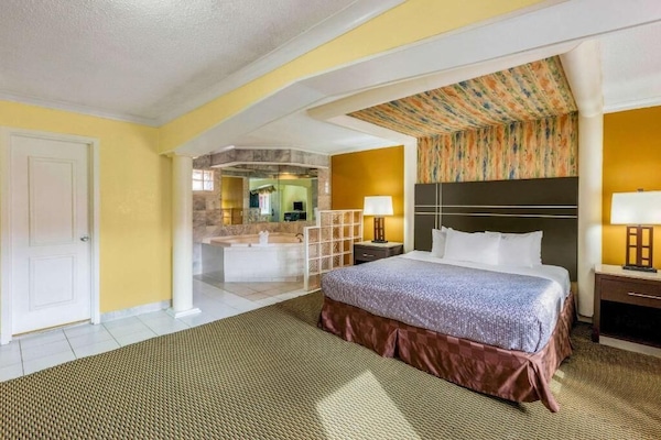 Junior Suite, 1 King Bed, Non Smoking, Jetted Tub | Desk, iron/ironing board, WiFi (free)