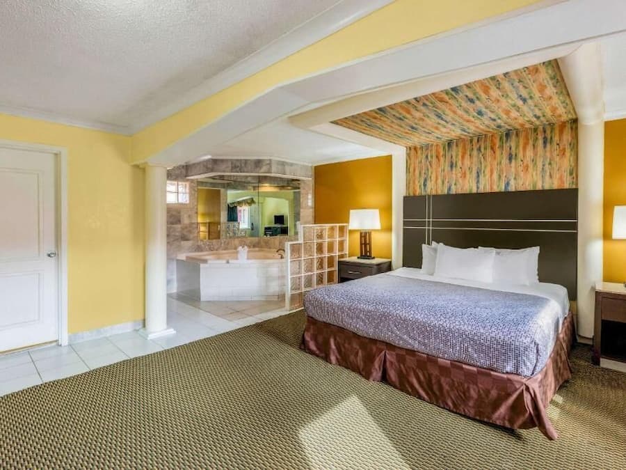 Junior Suite, 1 King Bed, Non Smoking, Jetted Tub | Desk, iron/ironing board, free WiFi