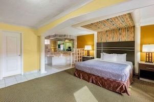 Junior Suite, 1 King Bed, Non Smoking, Jetted Tub | Desk, iron/ironing board, WiFi (free)
