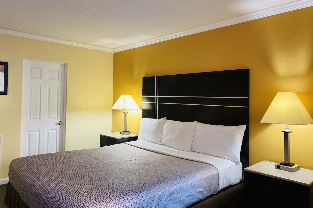 Escritorio, tabla de planchar con plancha y wifi gratis