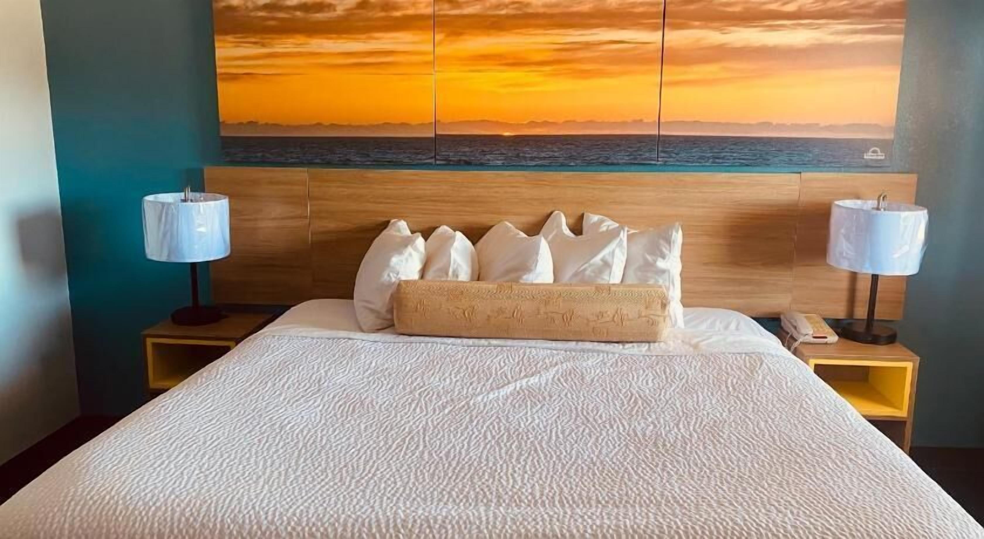1 chambre, lit avec matelas à plateau-coussin, fer et planche à repasser