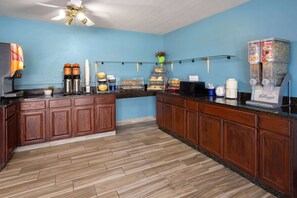 Café da manhã para viagem grátis todos os dias