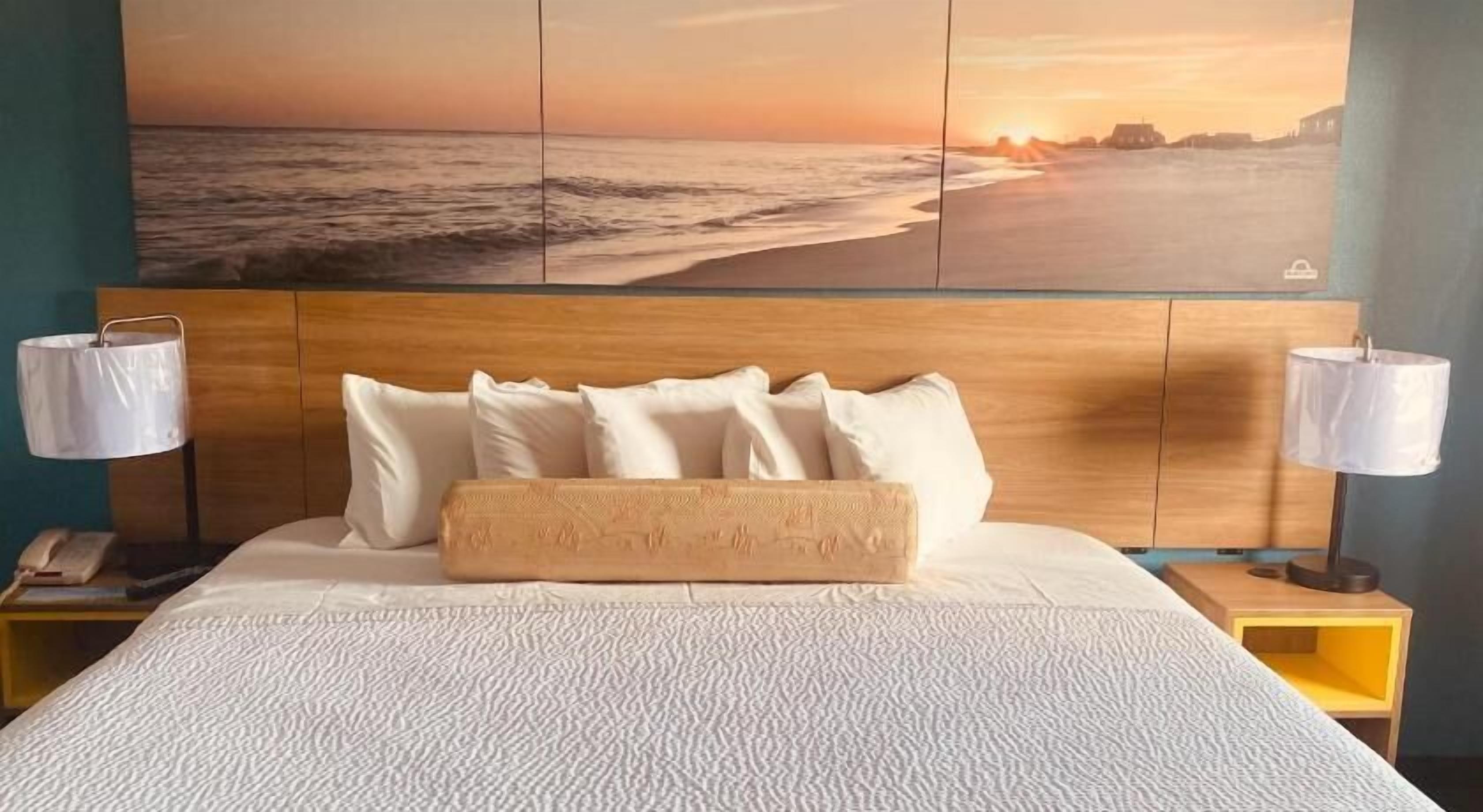 1 chambre, lit avec matelas à plateau-coussin, fer et planche à repasser