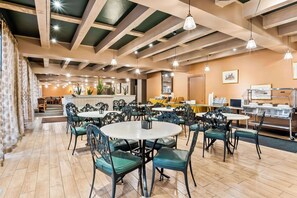 朝食 (セルフサービス)、毎日提供 (無料)