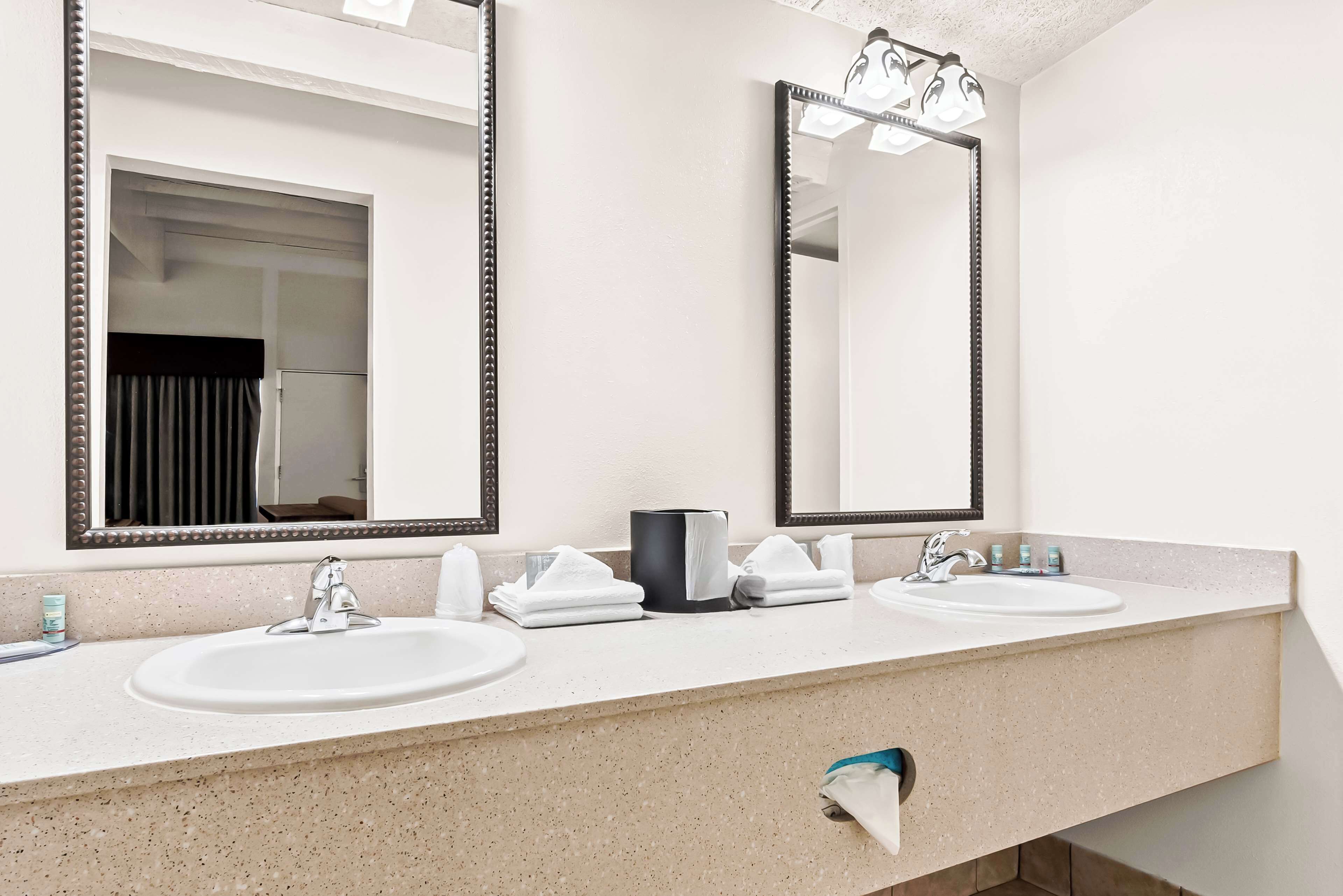 standard room, 1 king bed, non smoking, refrigerator & microwave | bathroom | combined shower/bathtub, free toiletries, hair dryer, towels