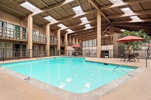 Piscine intérieure, accès possible de 9 h à 21 h, parasols