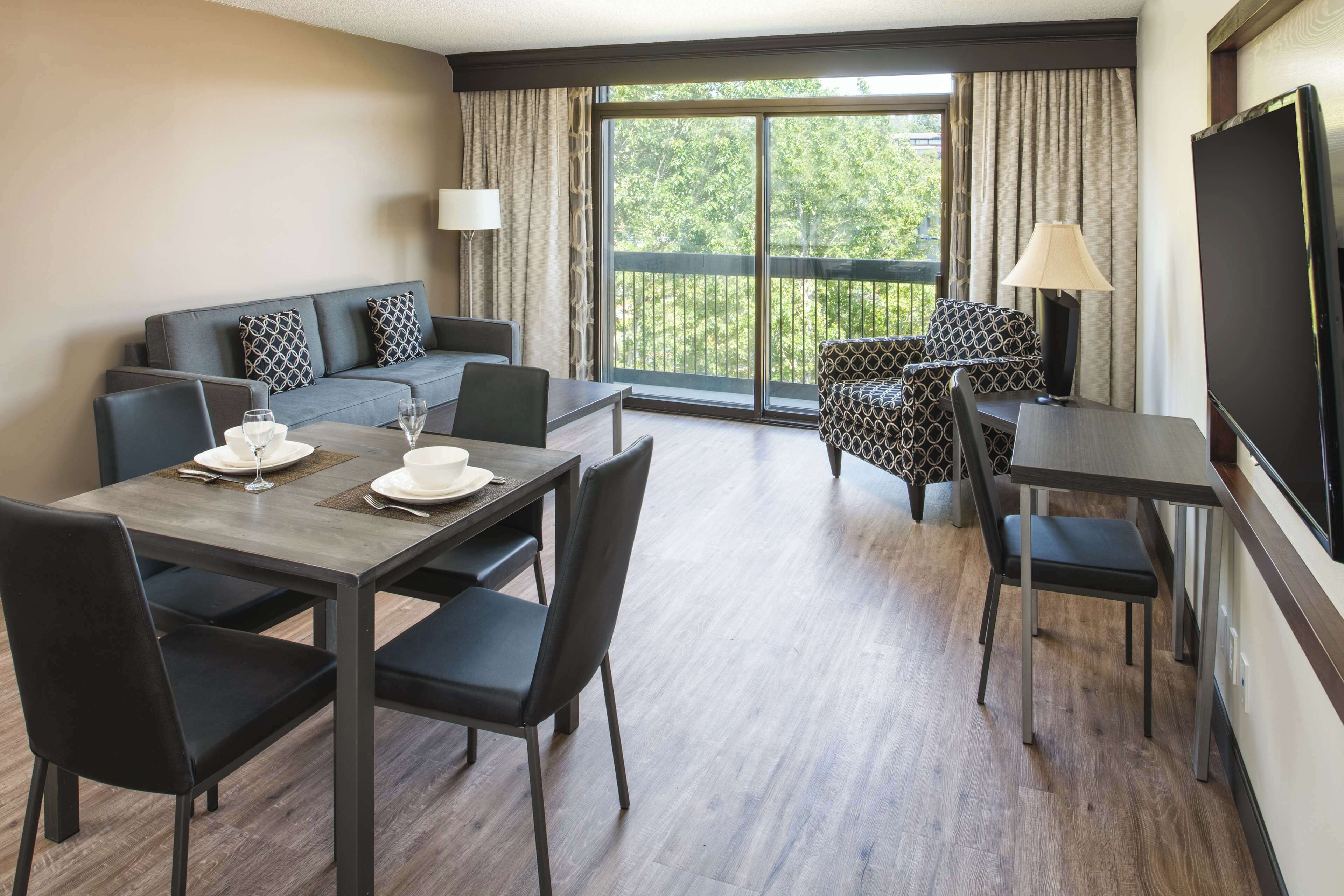 Suite, 1 soverom | Oppholdsområde | En 40-tommers LCD-TV med kabel-kanaler samt TV