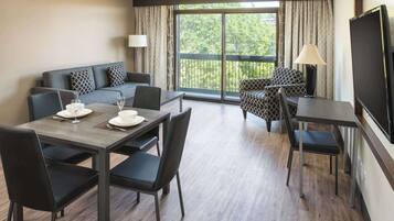 Suite, 1 soverom | Oppholdsområde | En 40-tommers LCD-TV med kabel-kanaler samt TV