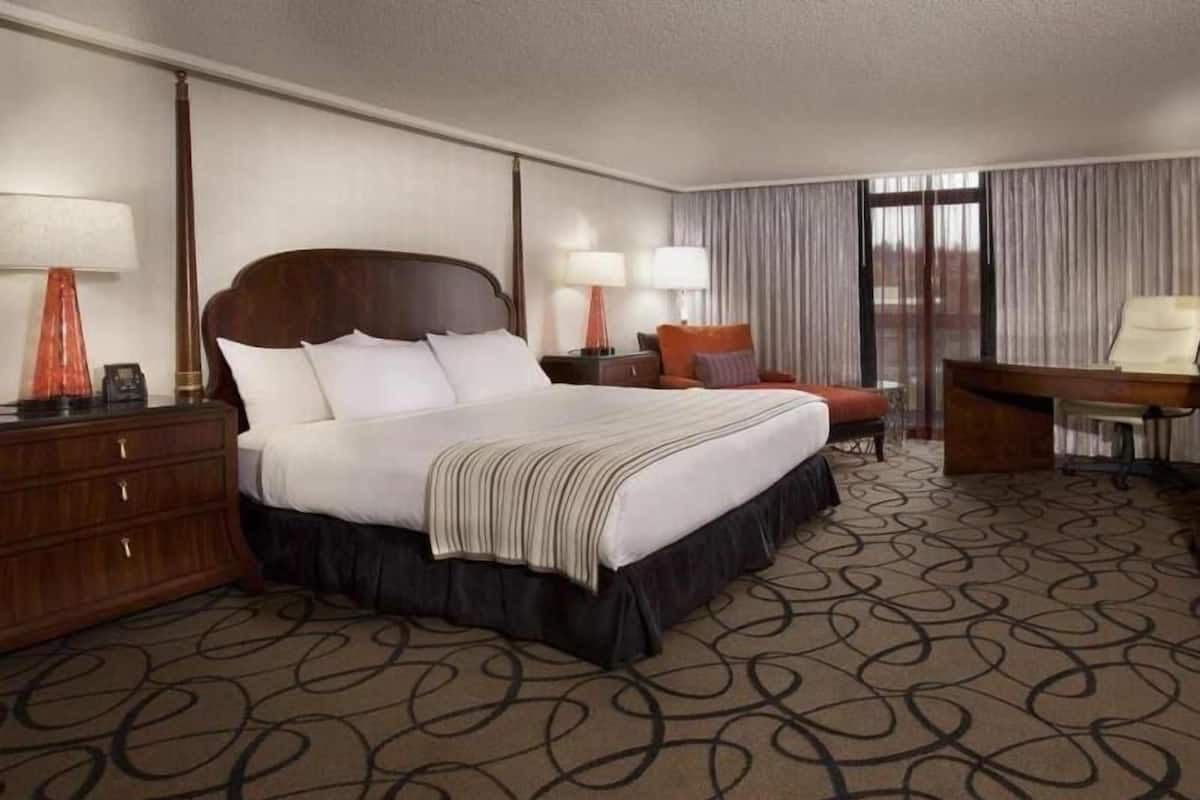 Premium bedding, pillowtop beds, in-room safe, desk