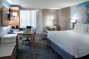 Down comforters, desk, laptop workspace, blackout drapes - Courtyard by Marriott Toronto Northeast/Markham (Markham)