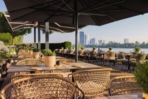 Déjeuner servi sur place, restaurant en plein air 