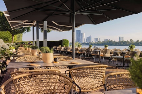Se sirven desayunos, restaurante con mesas al aire libre. Hilton Vienna Waterfront
