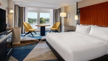 Deluxe kamer, 1 kingsize bed (Waterfront) | Luxe beddengoed, een minibar, een kluis op de kamer, een bureau