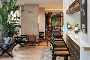 Alfresco dining, serves lunch and dinner - Hilton Vienna Waterfront (Vienna)