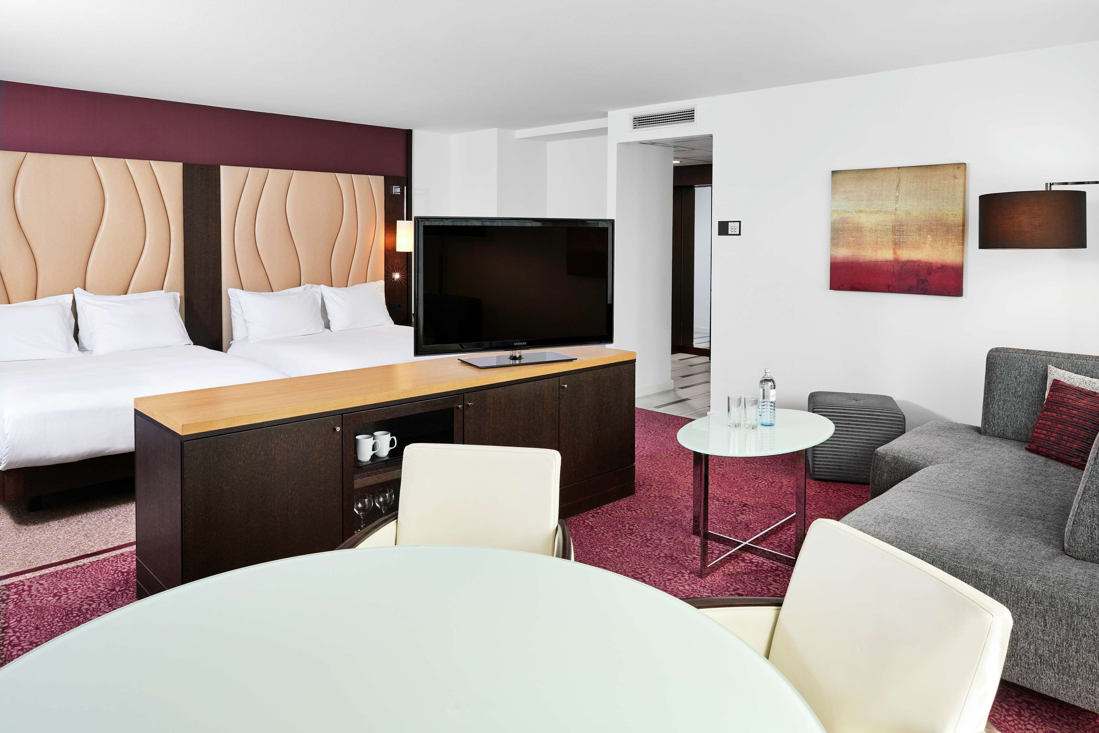 Hochwertige Bettwaren, Minibar, Zimmersafe, Schreibtisch