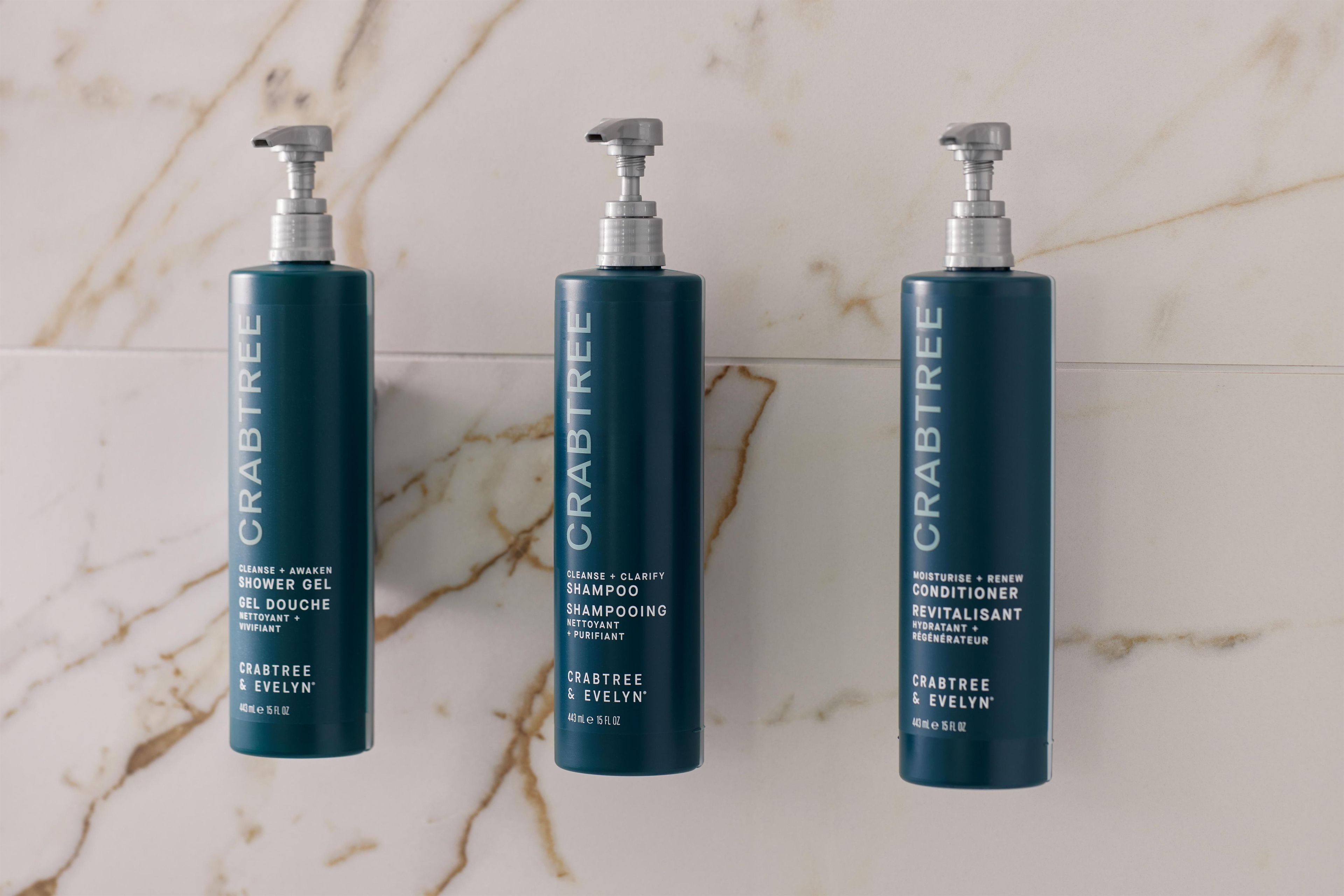 Drei Flaschen Crabtree & Evelyn Produkte auf einer Marmorplatte.