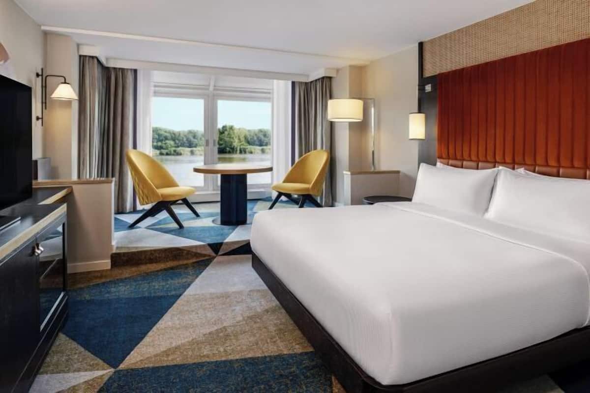 Premium bedding, minibar, in-room safe, desk