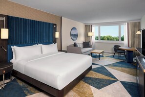 Room, 1 King Bed (Waterfront) | Premium bedding, minibar, in-room safe, desk - Hilton Vienna Waterfront (Vienna)
