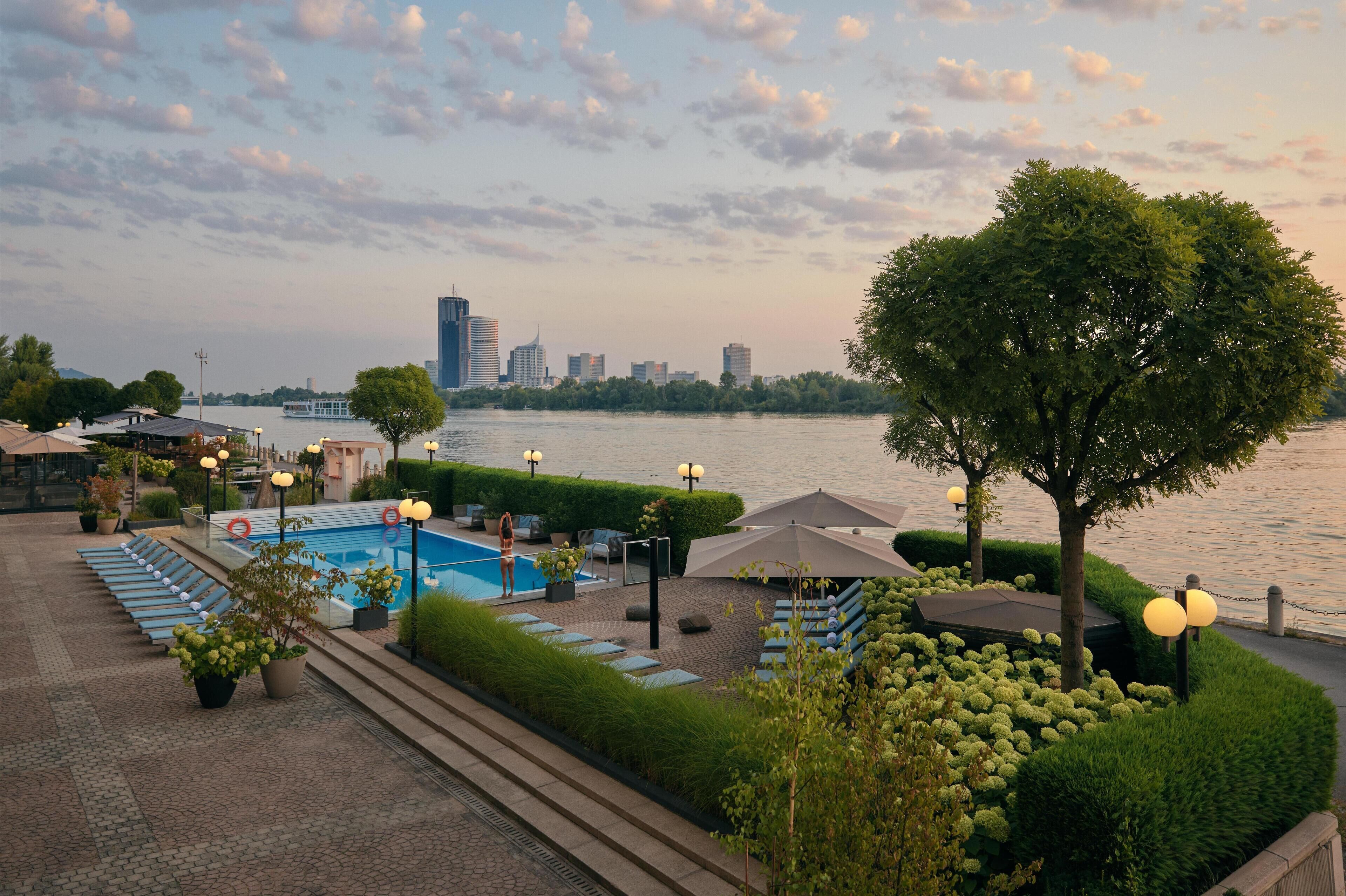 Piscina stagionale all'aperto, ombrelloni da piscina, lettini