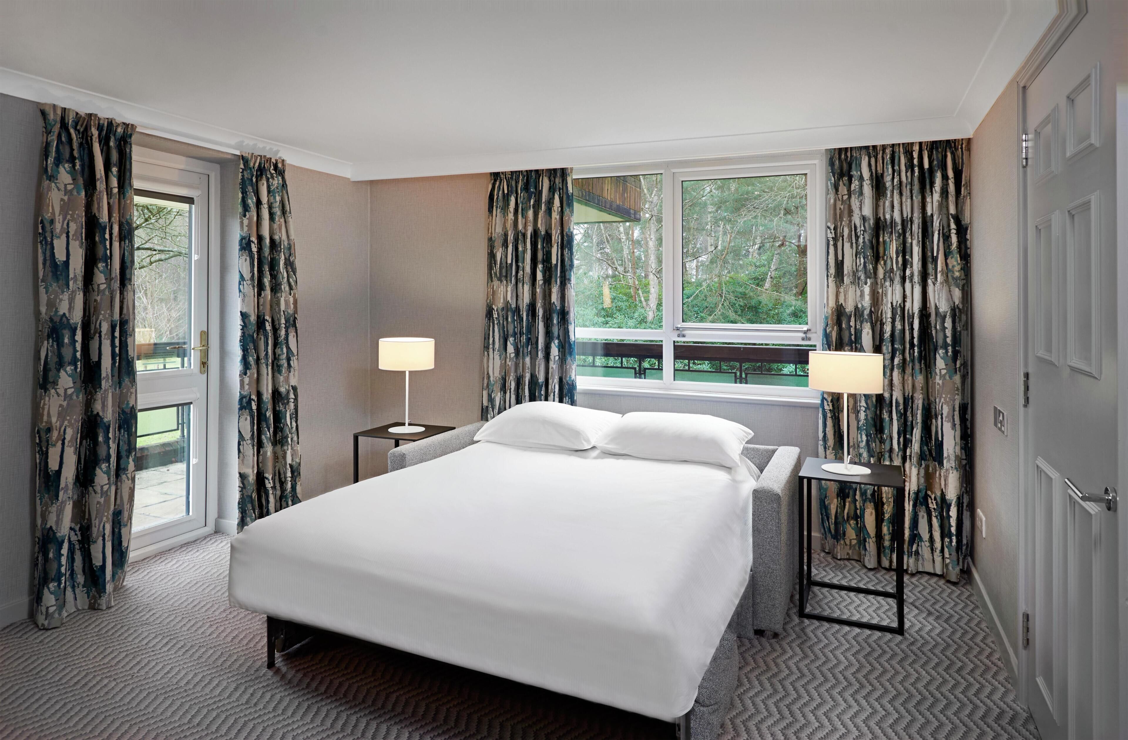 Family Suite, 1 Katil Raja (King), Balcony | Peralatan tempat tidur premium, peti besi dalam bilik, meja 