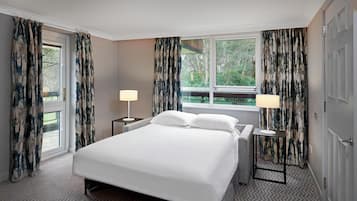 Family Suite, 1 Katil Raja (King), Balcony | Peralatan tempat tidur premium, peti besi dalam bilik, meja