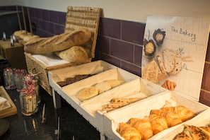 Ett bageridisplay med olika sorters bröd och bakverk.