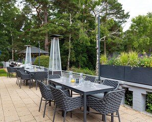 Breakfast, lunch, dinner served; British cuisine, garden views  - Hilton Cobham (Cobham)