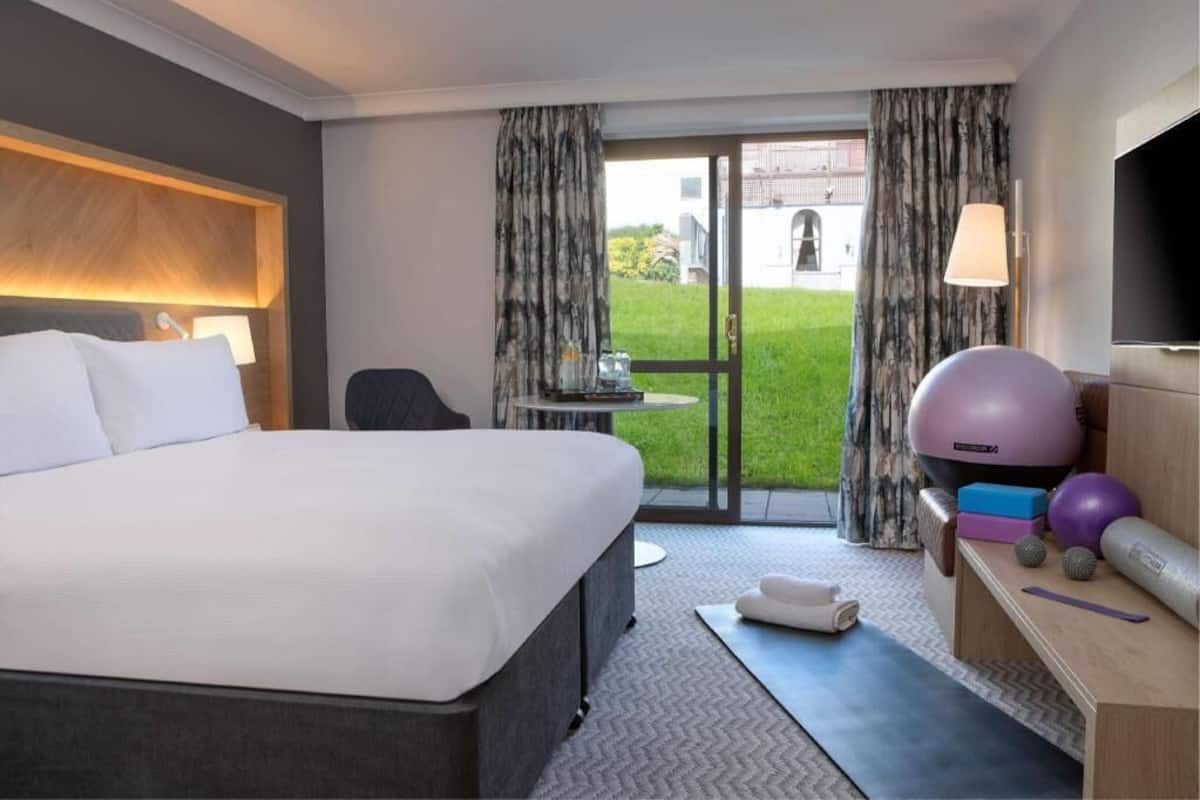 Premium bedding, in-room safe, desk, laptop workspace