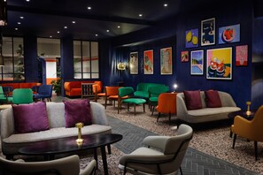Serves lunch and dinner - Hilton Cobham (Cobham)