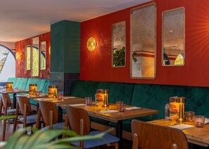 Se ofrece un desayuno para llevar todos los días (24 GBP por persona)