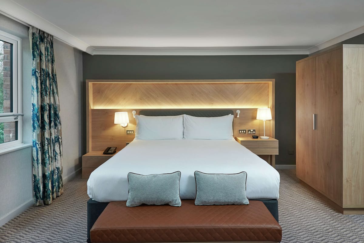 Premium bedding, in-room safe, desk, laptop workspace