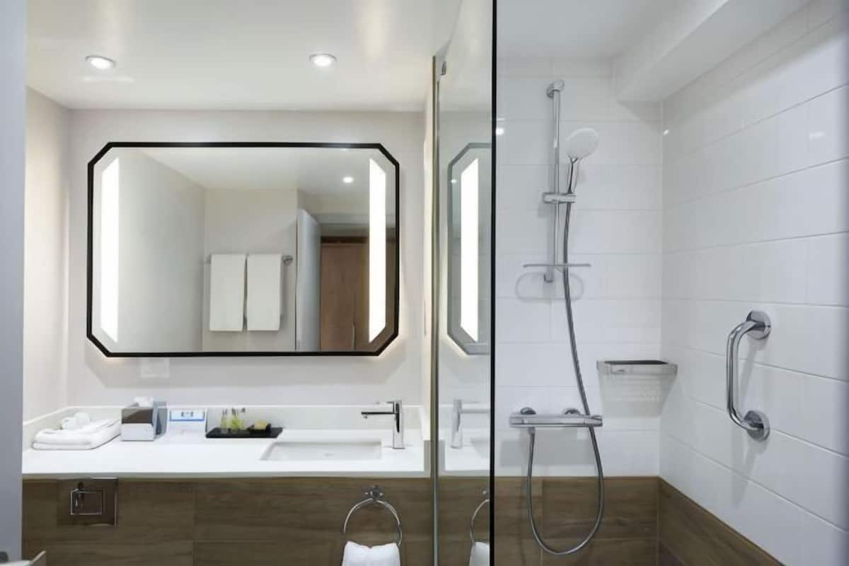Bathroom | Free toiletries, hair dryer, towels