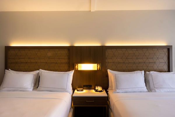 Habitación, 2 camas Queen size | Caja de seguridad en la habitación, escritorio y cortinas blackout